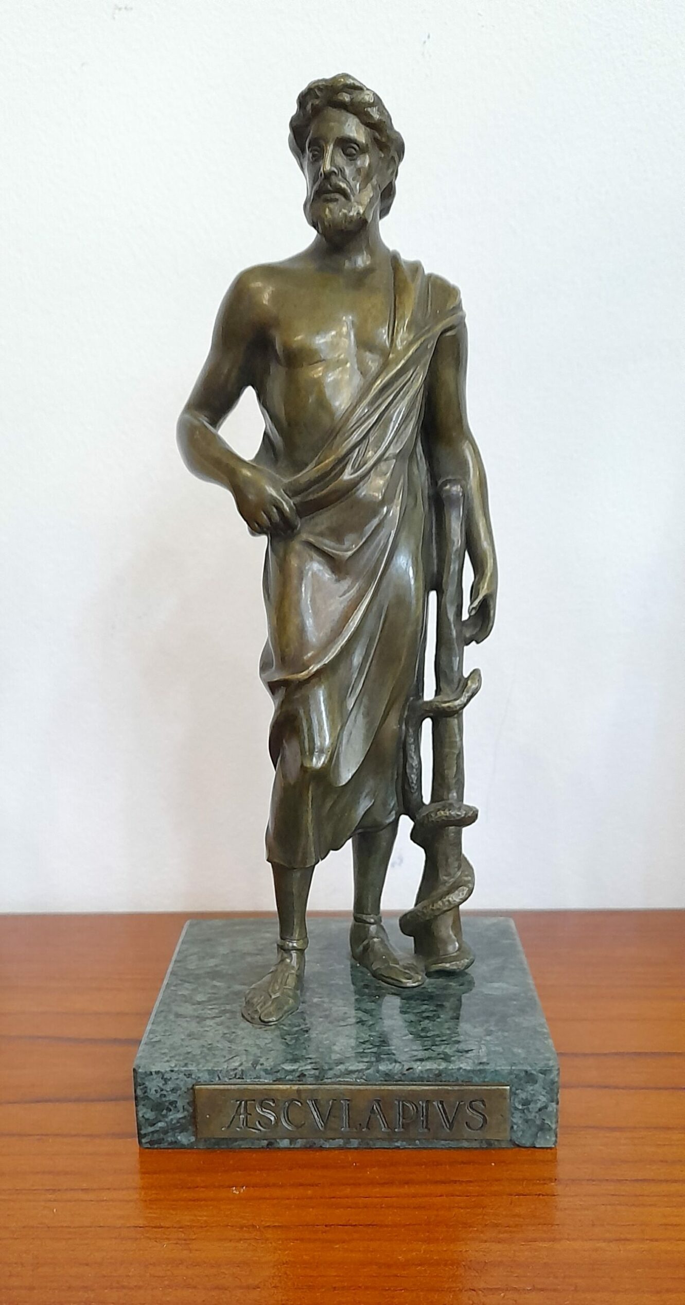 Aszklépiosz bronz szobor márvány talapzaton 20. sz. közepe