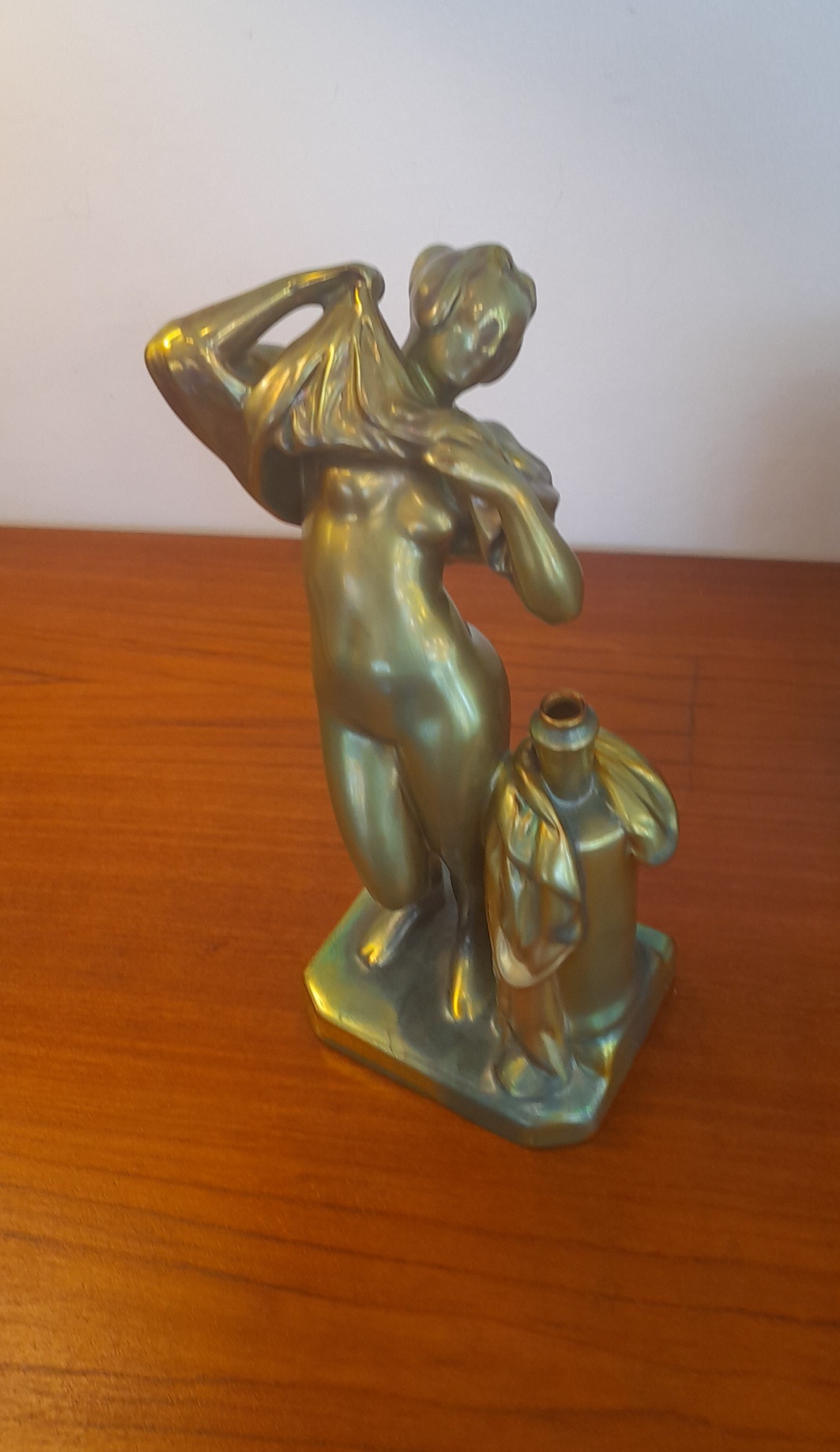 Zsolnay pajzs pecsétes eozin mázas női akt korsóval - Image 3