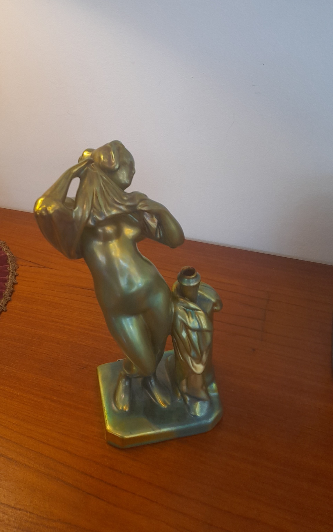 Zsolnay pajzs pecsétes eozin mázas női akt korsóval - Image 2