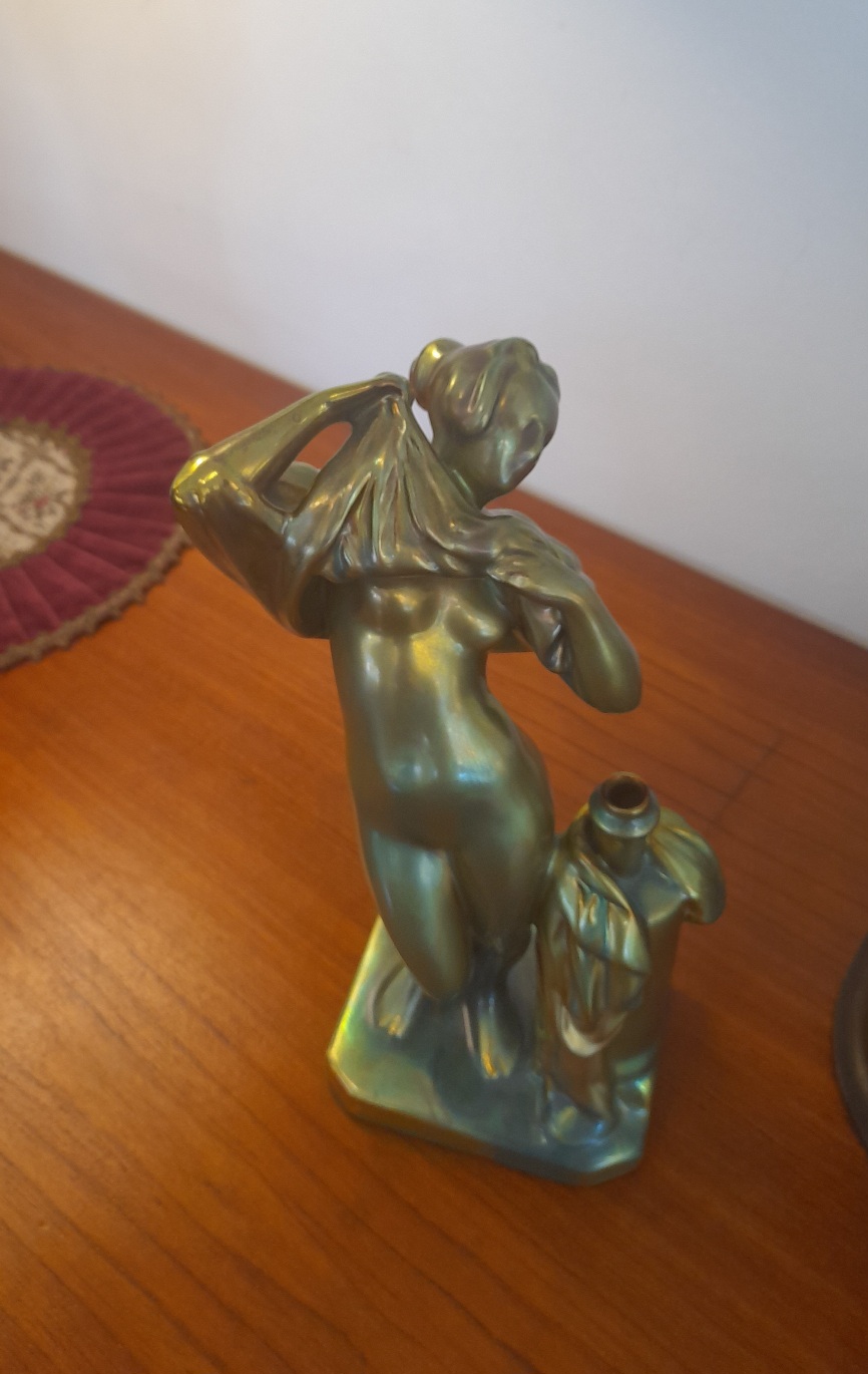 Zsolnay pajzs pecsétes eozin mázas női akt korsóval