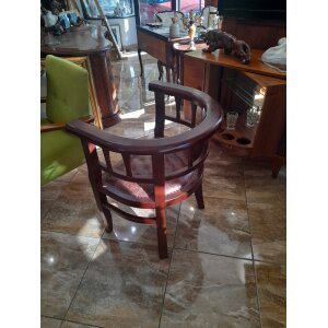 Klasszikus Chesterfield stílusú tömör favázas bőr karosszék