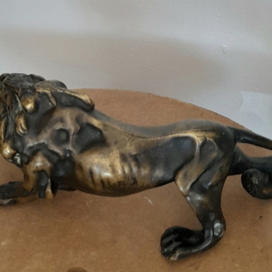 Kis méretű, öntött bronz oroszlánszobor, valószínűleg 19. század vége
