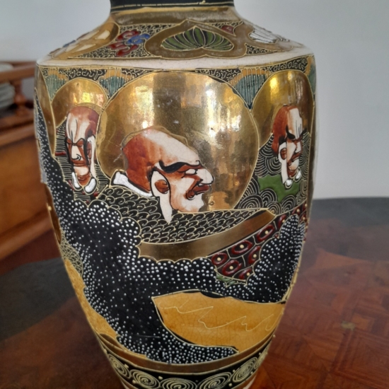 Japán Satsuma porcelánváza, kézzel festett, aranyozott dekorral