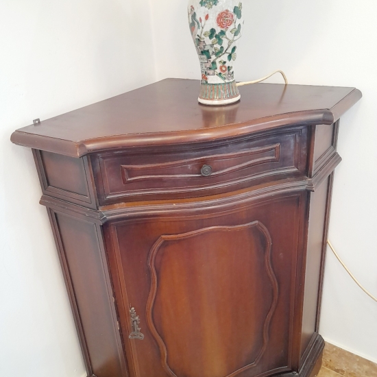 Elegáns 2 részes sarokkomód, felül vitrines megoldással 20. sz. közepe