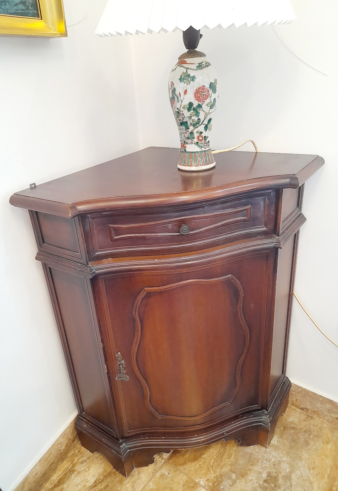 Elegáns 2 részes sarokkomód, felül vitrines megoldással 20. sz. közepe