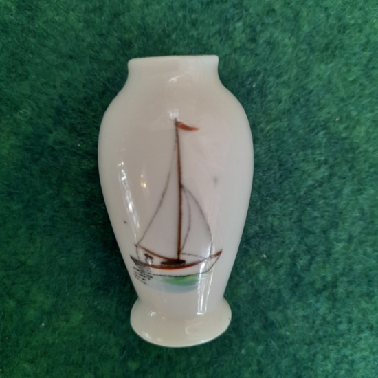 Hollóházi porcelán mini váza „Balatoni emlék” felirattal